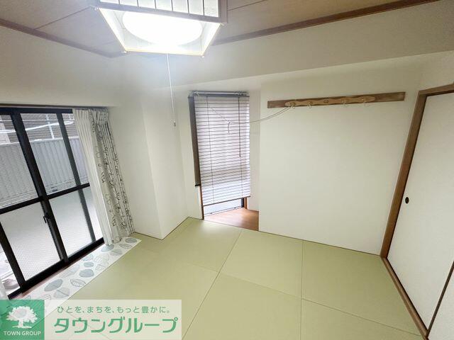 リビング以外の居室／リビングの隣の和室も過去に畳交換済みです。