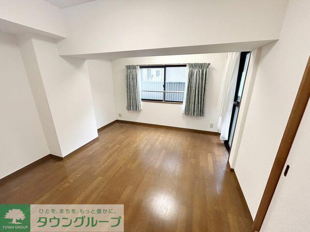 リビング／壁紙なども張替えされており、きれいなリビングスペース