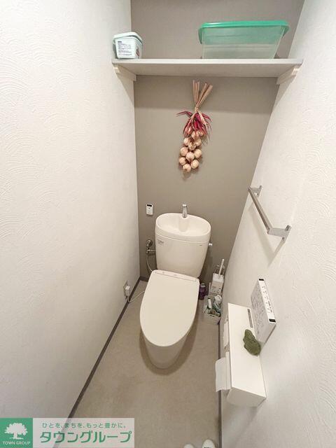 トイレ／上部に棚もあり、ストックを置くのにも便利ですね♪