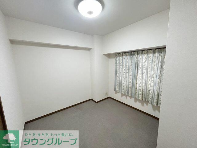 リビング以外の居室／絨毯になりますが、絨毯もきれいな状態です。