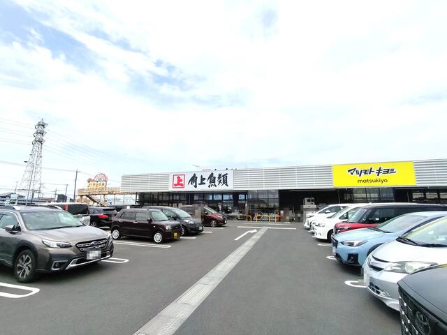 角上魚類（草加店）まで約１１００ｍです。