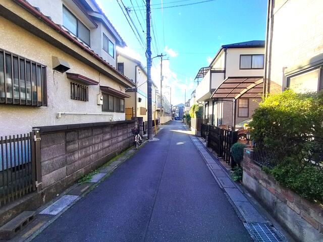 現地土地／前面道路は４ｍ幅員です。