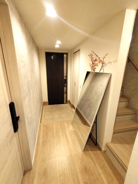玄関／落ち着いた色合いモダンな玄関