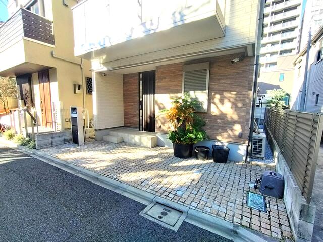 現地（外観）／ゆったりとした駐車スペース