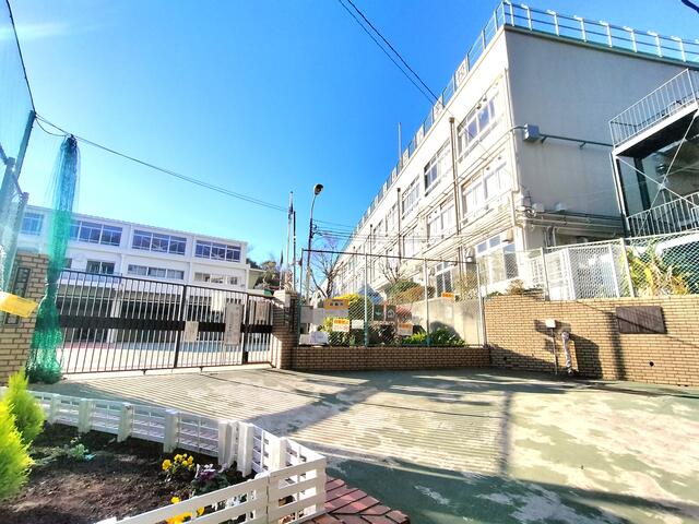 新宿区立落合第四小学校 (426m)