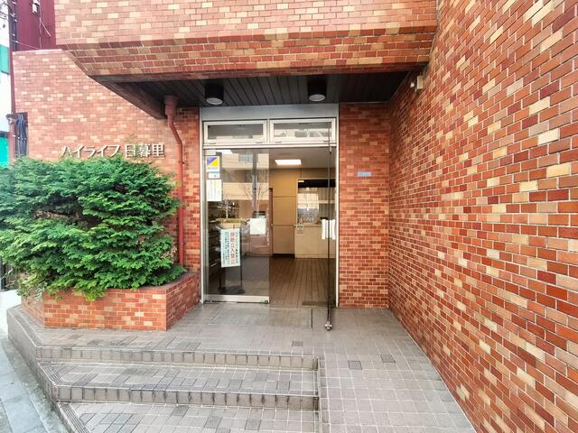 共用部エントランス／綺麗に清掃されているエントランスです。