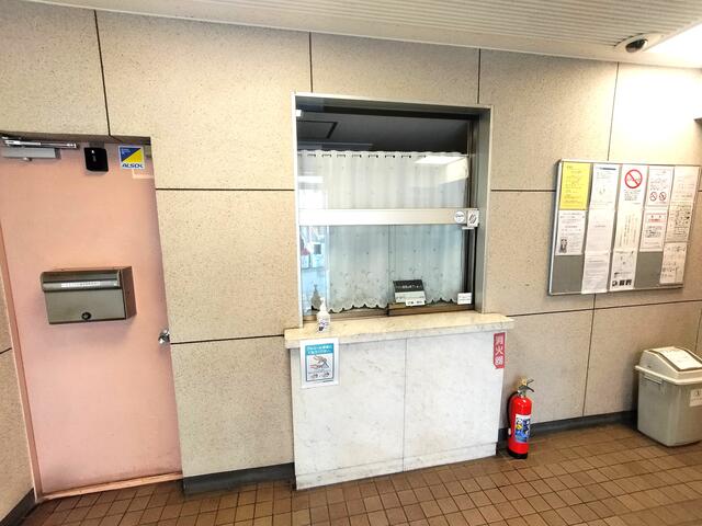 共用部（その他）／エントランス正面の管理室です。