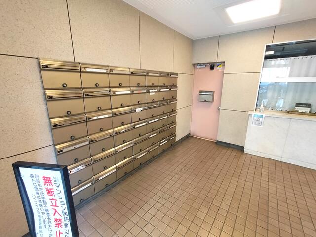 共用部エントランス／防犯カメラもついて、安心なエントランスです。