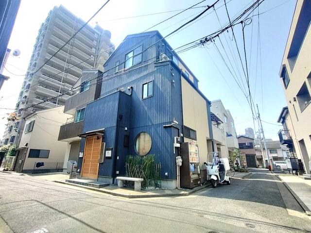 現地（外観）／角地になりますので、陽当りや風通しのよい物件です。