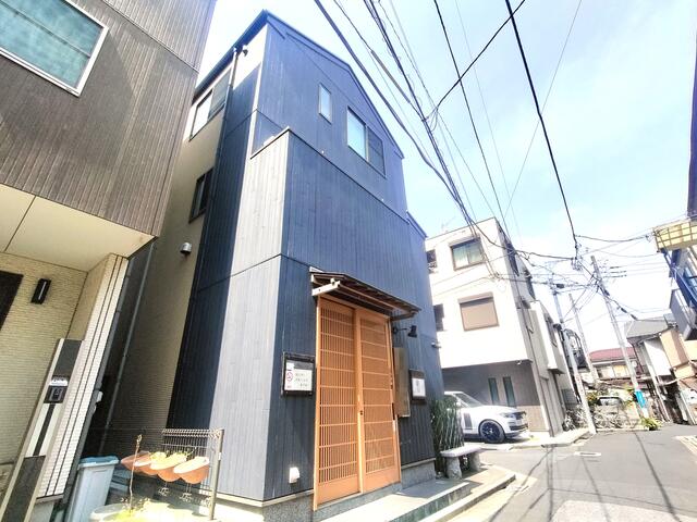 現地（外観）／店舗の玄関も明るく入りやすい雰囲気です。