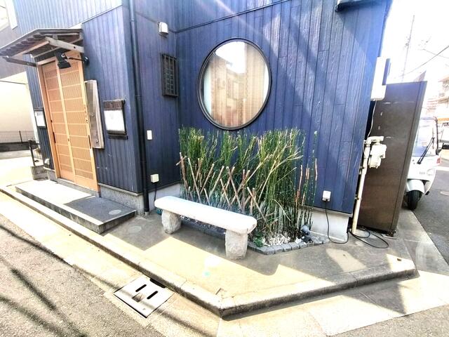 現地（外観）／店舗前も雰囲気が良いですね。