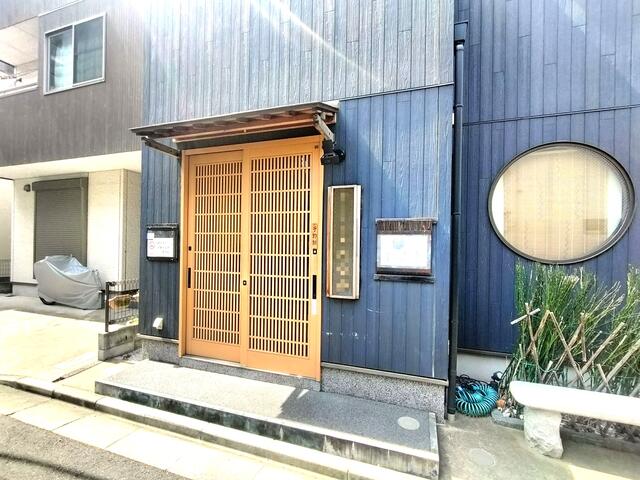 現地（外観）／清潔感のある店舗入り口です。