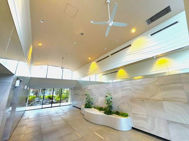 共用部エントランス／天井が高く、自然光が差し込む開放的なエントランスホール。二重