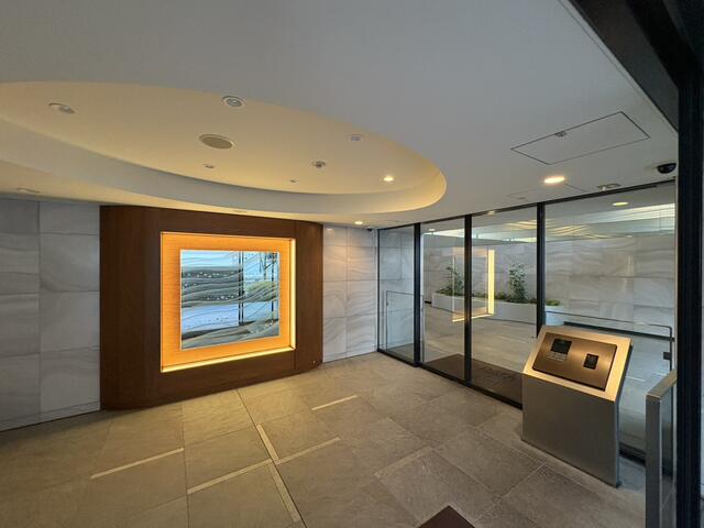 共用部エントランス／ホテルのような品格漂う豪華な共用部。大規模物件ならではのスケ