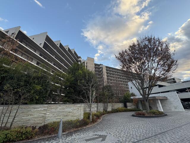 現地（外観）／総戸数３５２戸を誇る重厚感溢れる大規模レジデンス。洗練された