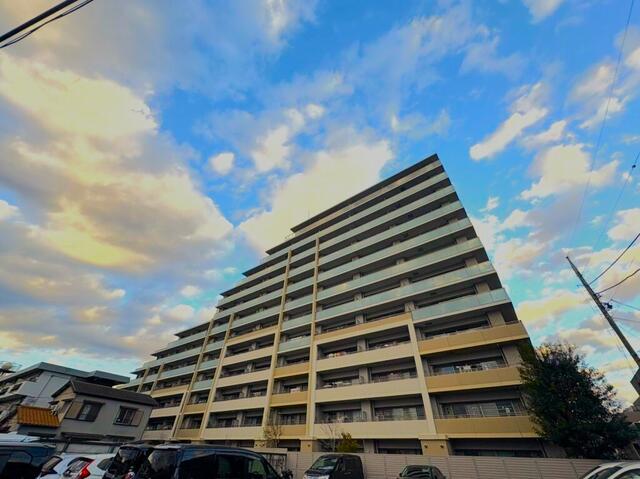 緩やかな段差を活かしたステップガーデン風の建物構成。全戸に光