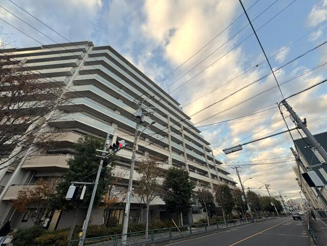 共用部（その他）／空に映えるシャープなラインと、温かみのある素材を組み合わせた