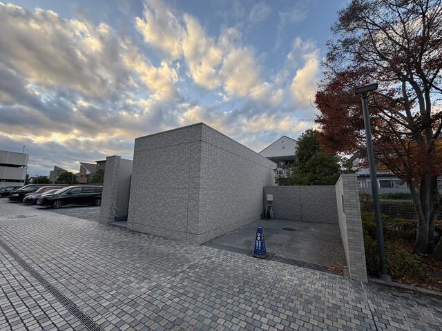 マンション敷地内に洗浄場付き駐車場を完備。外出前や帰宅後に気