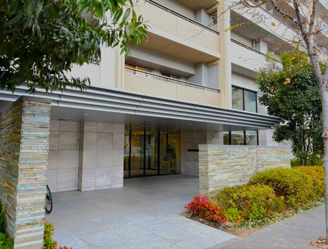 共用部エントランス／雨の日の乗り降りにも便利な、庇の深い車寄せを備えたゲート。ス