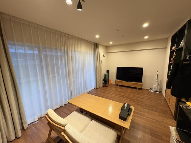 リビング／造作壁によりテレビの壁掛けも可能なリビング。ウッドデッキへと