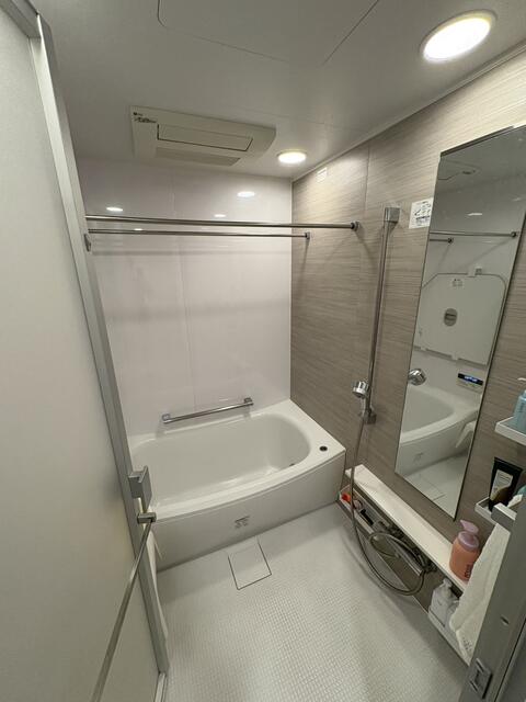 浴室／ゆったりと足を伸ばして寛げる、浴室乾燥機付きのバスルーム。一