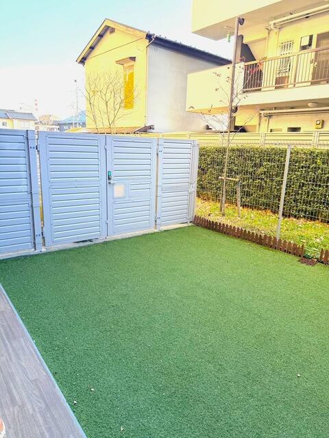 庭／人工芝を敷き詰めた、手入れのしやすい専用庭。小さなお子様が安