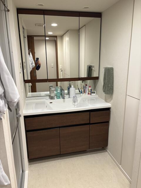 洗面台・洗面所／三面鏡の裏に収納を備えた、機能的で美しい洗面化粧台。ゆとりあ