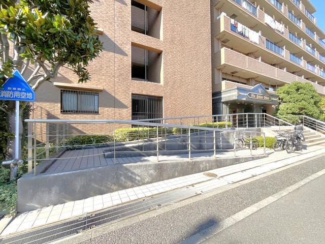共用部エントランス／共用部エントランスわきには、ベビーカーや車いすもアクセスしや