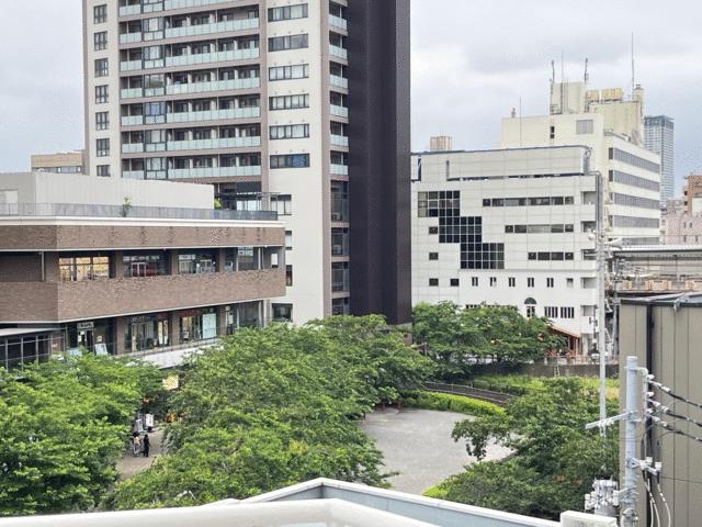 バルコニーからの眺望、目黒川、中目黒駅が眺められます