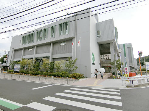 横浜市緑区役所 (489m)