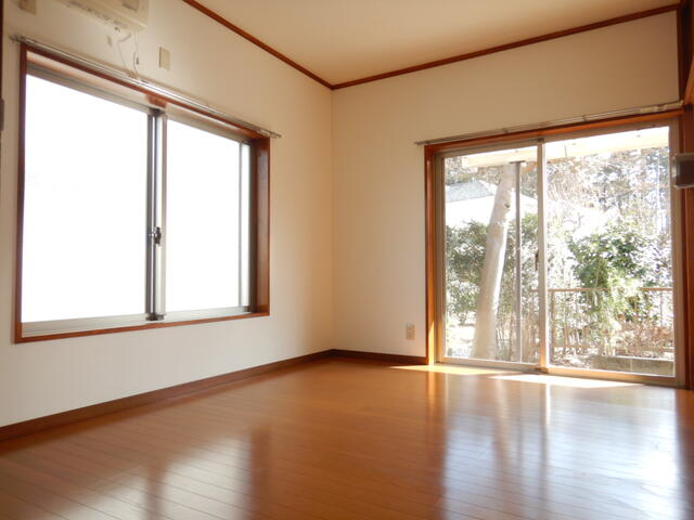 リビング以外の居室／洋６帖、東南角部屋