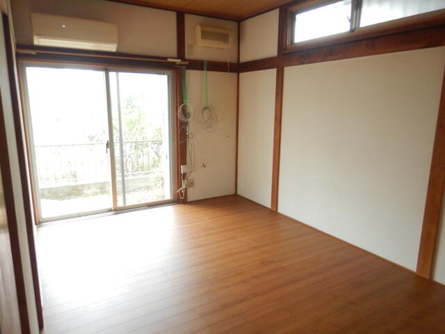 リビング以外の居室／洋６帖、南西角部屋