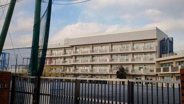 横浜市立市ケ尾小学校 (982m)