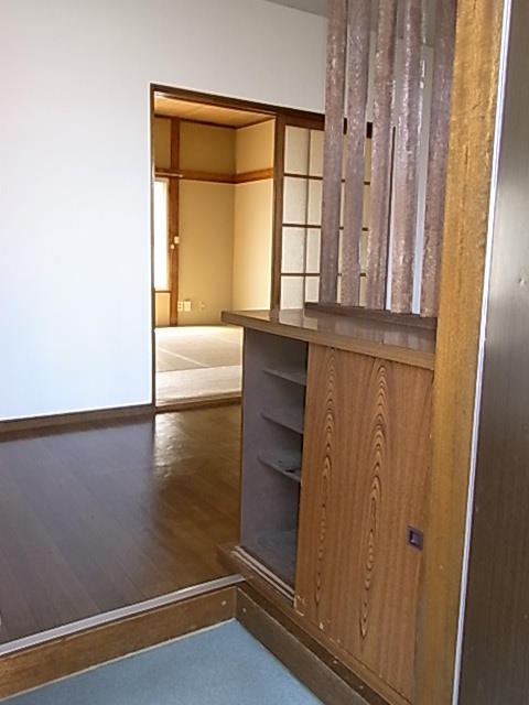 玄関／玄関には下駄箱も完備