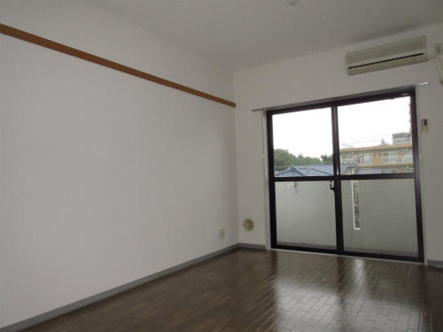 リビング以外の居室／白く明るい室内