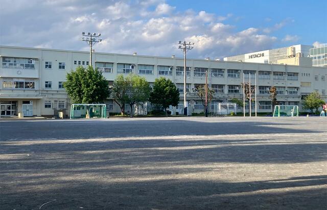 横浜市立東戸塚小学校 (442m)