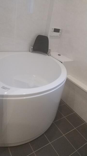 浴室／浴槽は楕円型です。