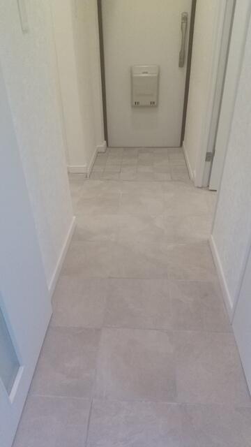 玄関／タイル貼りです。