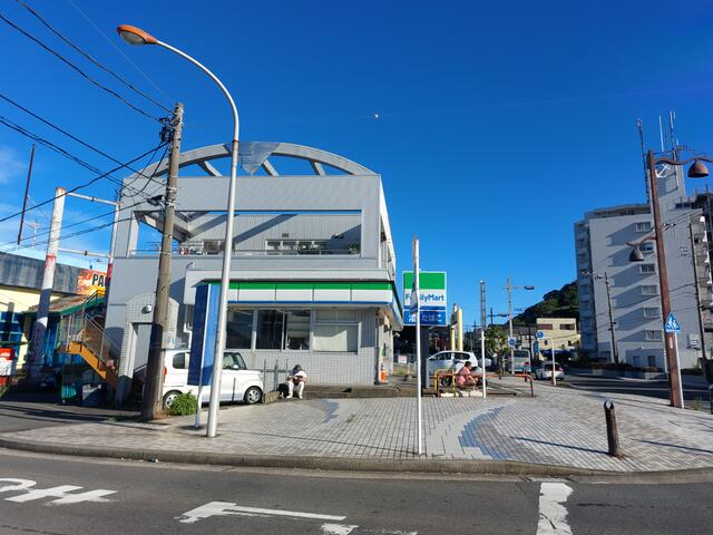 ファミリーマート久里浜港前店 (1,032m)