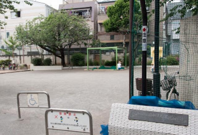 千駄木公園 (120m)
