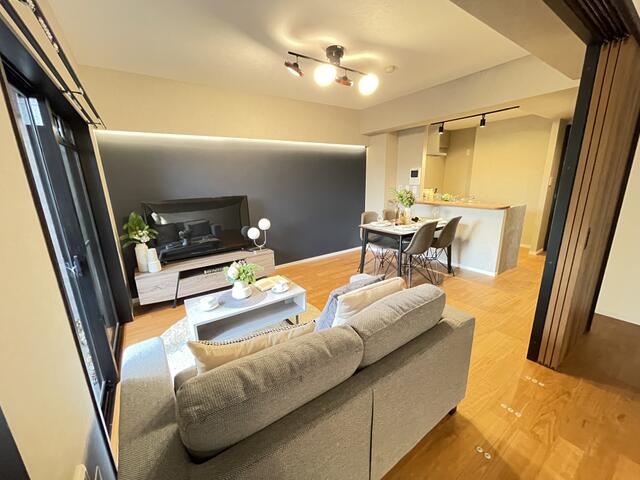 リビング／家族団らんのリビング。日曜日のまるこちゃんが始ると、少し寂し