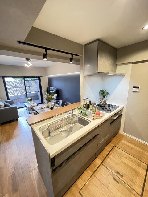 キッチン／対面式キッチンでお子様の様子も丸見え。「宿題やりなさい、ママ