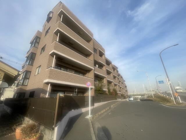 現地（外観）／青い空と自然に囲まれたマンションです。