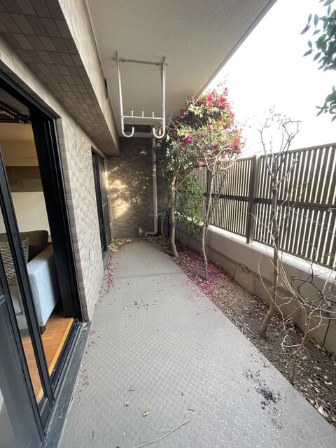 バルコニー／広々バルコニー植栽でプライバシーも守られています。個々に椅子