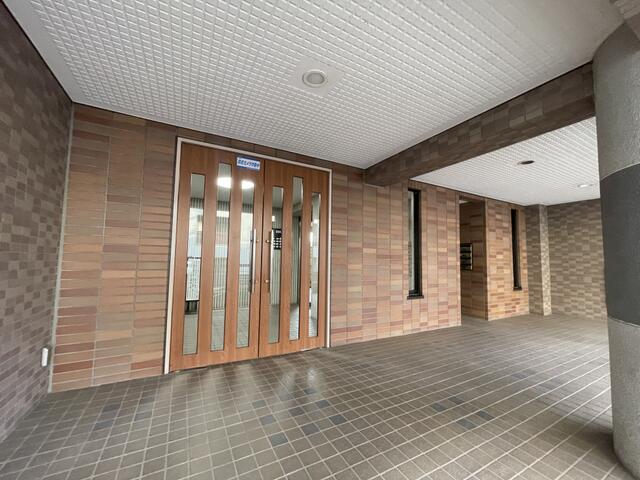 現地（外観）／高級感あるエントランス