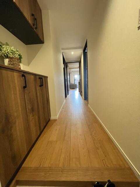 玄関／玄関を開けると、濃い木目調のフローリングがお出迎え「おかえり