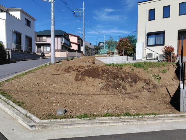 現地（外観）／建物建築前の土地写真（奥の建物は隣地のお宅となります）