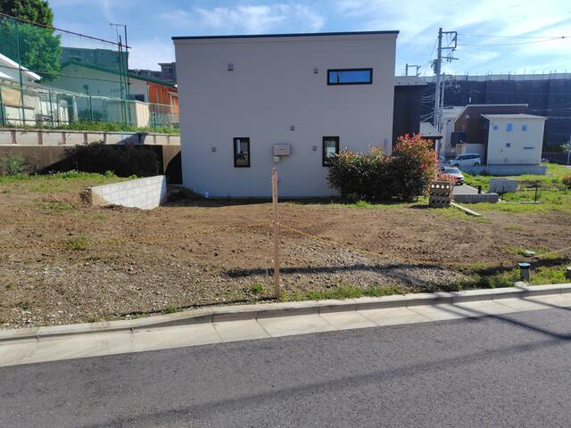 現地（外観）／建物建築前の土地写真（奥の建物は隣地のお宅となります）