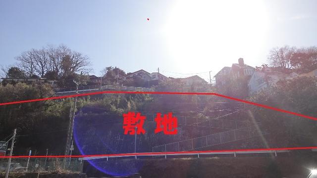現地土地／県道からみる物件高台