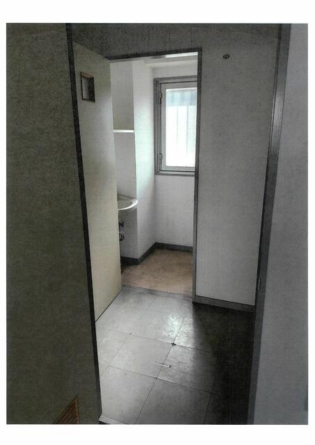 キッチン・トイレの入り口、現状のままのスケルトン貸／撮影日2025-08-07